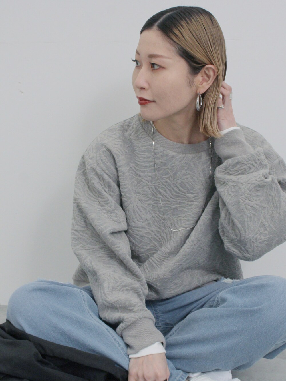 「大人カジュアル、きれいめカジュアル、シンプル、シンプルコーデ、プチプラ、プチプラコーデ、春コーデ、スウェット、レイヤードスタイル、パンツスタイル、デニム、スニーカー、スニーカーコーデ、トートバッグ、Samansa Mos2 blue」｜「Samansa Mos2 blueの【ECO DENIM】ウエストフリルパンツ（その他パンツ、ブルー系）」を使った、miyaさん（骨格ウェーブ・レディース・158cm）の春コーディネートの4枚目の写真
