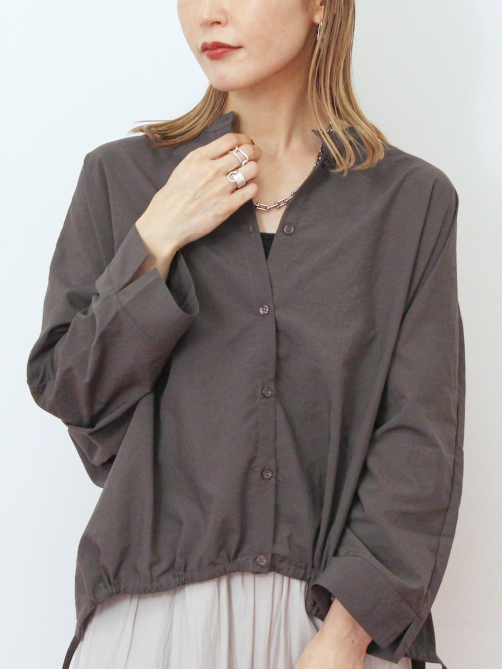 グレー系のシャツ/ブラウス、グレー系のその他パンツ、ブラック系のハンドバッグを着用したレディースの秋コーディネートの3枚目の写真