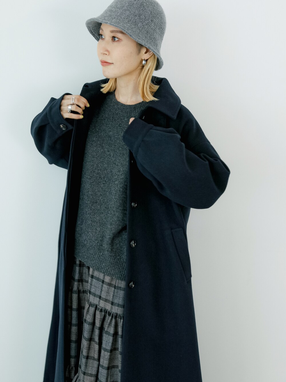 「オーバーサイズ、ゆるコーデ、大人カジュアル、きれいめカジュアル、プチプラ、ステンカラーコート、ロングコート、ニット、ティアードスカート、チェック、バケットハット、ブーツ、Samansa Mos2 blue」｜「Samansa Mos2 blueの【Rina×blue】ステンカラーコート（ステンカラーコート、ブルー系）」を使った、miyaさん（骨格ウェーブ・レディース・158cm）の秋コーディネートの3枚目の写真