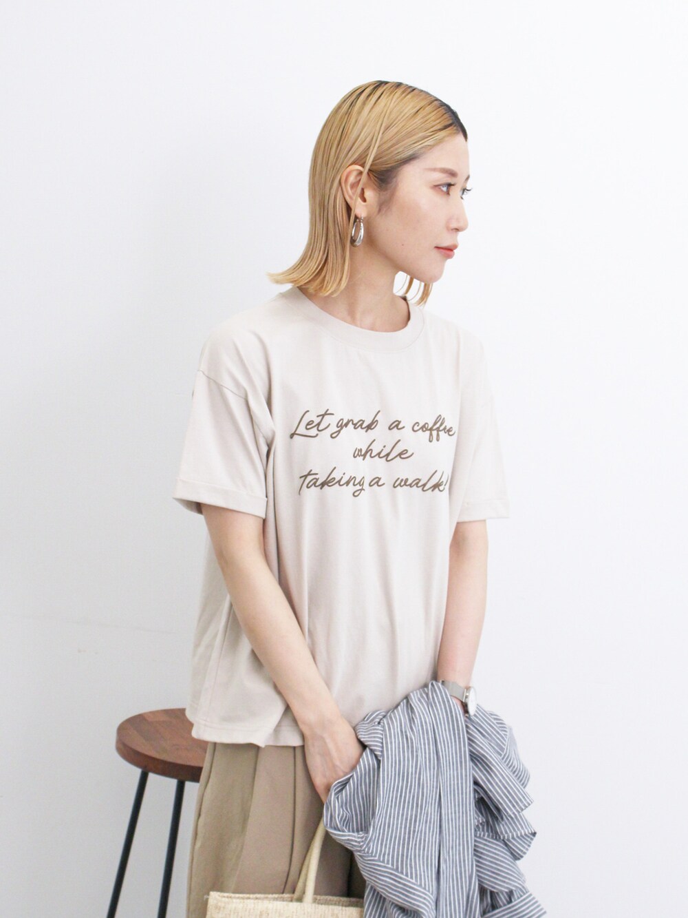 「大人カジュアル、きれいめカジュアル、シンプル、シンプルコーデ、プチプラ、プチプラコーデ、夏コーデ、Tシャツ、パンツスタイル、シャツ、サンダル、ペーパーバッグ、ラフ、ゆるコーデ、Samansa Mos2 blue」｜「Samansa Mos2 blueの発泡プリントTシャツ（Tシャツ/カットソー、ベージュ系）」を使った、miyaさん（骨格ウェーブ・レディース・158cm）の夏コーディネートの3枚目の写真