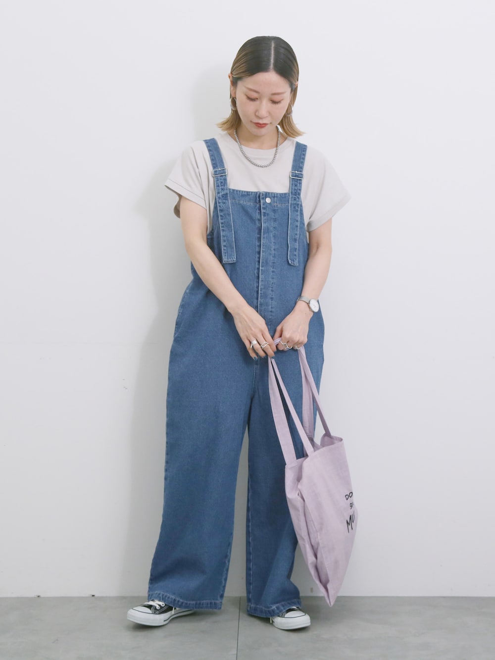 「大人カジュアル、きれいめカジュアル、シンプル、シンプルコーデ、プチプラ、プチプラコーデ、夏コーデ、オーバーオール、サロペット、デニム、Tシャツ、トートバッグ、スニーカー、スニーカーコーデ、Samansa Mos2 blue」｜「Samansa Mos2 blueの◎デニムオーバーオール（その他パンツ、ブルー系）」を使った、miyaさん（骨格ウェーブ・レディース・158cm）の春コーディネートの2枚目の写真