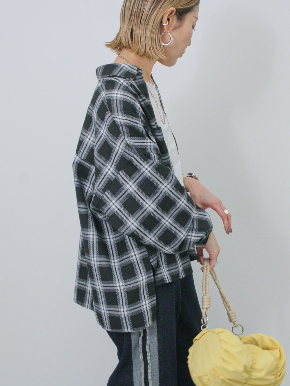 ブラック系のシャツ/ブラウス、ホワイト系のTシャツ/カットソー、ブラック系のその他パンツを着用したレディースの冬コーディネートの3枚目の写真