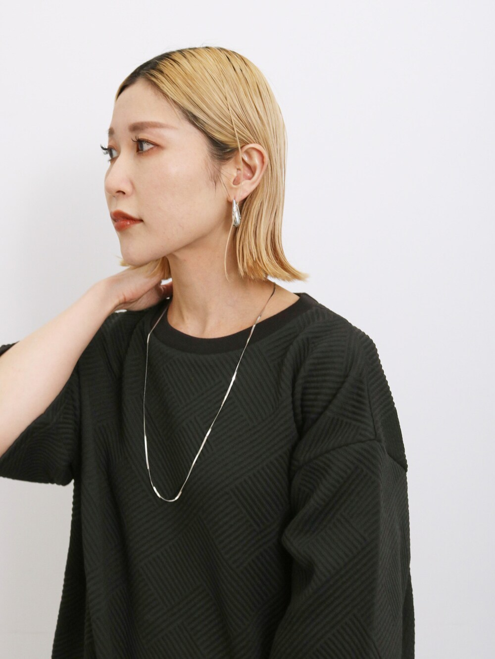 「大人カジュアル、きれいめカジュアル、シンプル、シンプルコーデ、プチプラ、プチプラコーデ、夏コーデ、ゆるコーデ、カジュアル、パンツスタイル、ショルダーバッグ、サンダル、ラフ、Samansa Mos2 blue、サマンサモスモスブルー」｜「Samansa Mos2 blueの◎膨れジャカードプルオーバー（Tシャツ/カットソー、ブラック系）」を使った、miyaさん（骨格ウェーブ・レディース・158cm）の春コーディネートの2枚目の写真