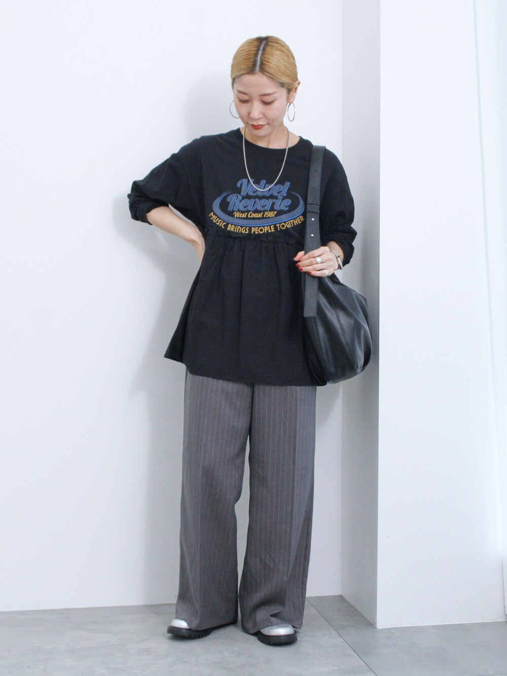 「大人カジュアル、きれいめカジュアル、シンプル、シンプルコーデ、プチプラ、プチプラコーデ、秋コーデ、ロゴT、パンツスタイル、サロペット、モノトーン、ラフ、トートバッグ、ローファー、Samansa Mos2 blue」｜「Samansa Mos2 blueの布帛切替ロンT（Tシャツ/カットソー、ブラック系）」を使った、miyaさん（骨格ウェーブ・レディース・158cm）の秋コーディネートの2枚目の写真