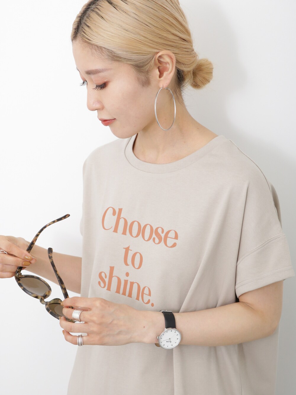 「シンプルスタイル、きれいめカジュアル、カジュアルコーデ、シンプル、Tシャツ、ロゴT、スカート、花柄、ワントーンコーデ、プチプラ、プチプラコーデ、大人カジュアル、サンダル、Samansa Mos2 blue」｜「Samansa Mos2 blueの2WAYアシンメトリーサンダル（サンダル、ホワイト系）」を使った、miyaさん（骨格ウェーブ・レディース・158cm）の夏コーディネートの3枚目の写真