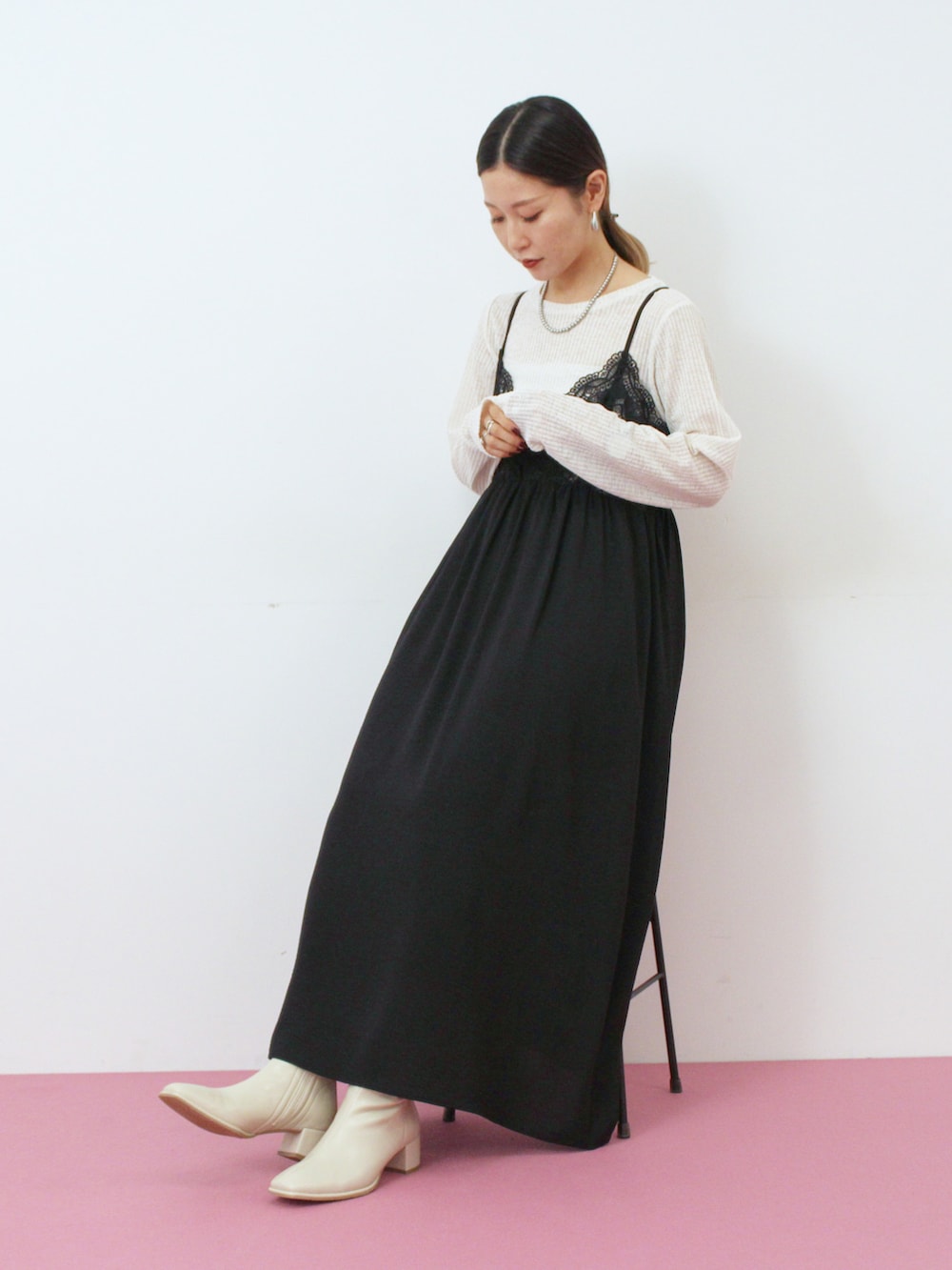 ブラック系のワンピース、ホワイト系のTシャツ/カットソー、グレー系のシャツ/ブラウスを着用したレディースの秋コーディネートの2枚目の写真