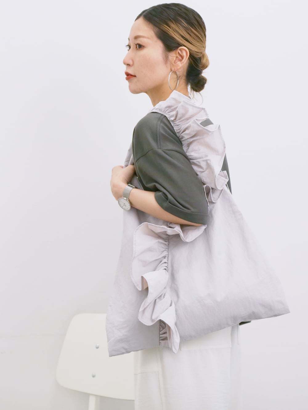 「大人カジュアル、きれいめカジュアル、シンプル、シンプルコーデ、プチプラ、プチプラコーデ、夏コーデ、モノトーン、Tシャツ、パンツスタイル、ベイカーパンツ、サンダル、トートバッグ、カジュアル、Samansa Mos2 blue」｜「Samansa Mos2 blueの◎【接触冷感】ビッグTシャツ（Tシャツ/カットソー、グレー系）」を使った、miyaさん（骨格ウェーブ・レディース・158cm）の夏コーディネートの5枚目の写真