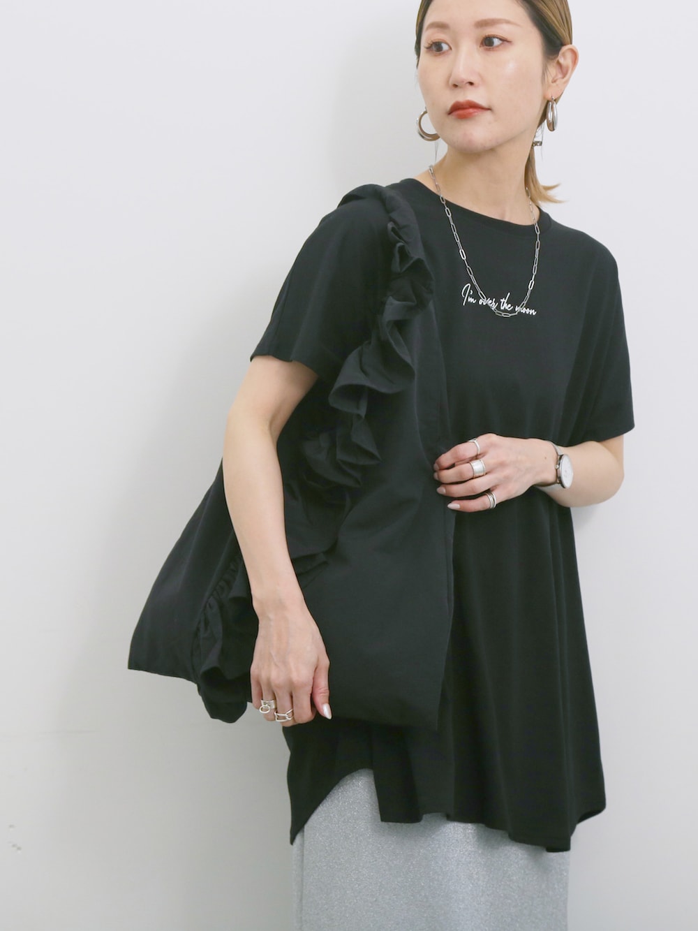 「大人カジュアル、きれいめカジュアル、シンプル、シンプルコーデ、プチプラ、プチプラコーデ、夏コーデ、Tシャツ、チュニック、スカート、ラメ、タイトスカート、トートバッグ、スニーカー、Samansa Mos2 blue」｜「Samansa Mos2 blueの◎【接触冷感】ロゴプリントチュニック（Tシャツ/カットソー、ブラック系）」を使った、miyaさん（骨格ウェーブ・レディース・158cm）の夏コーディネートの3枚目の写真