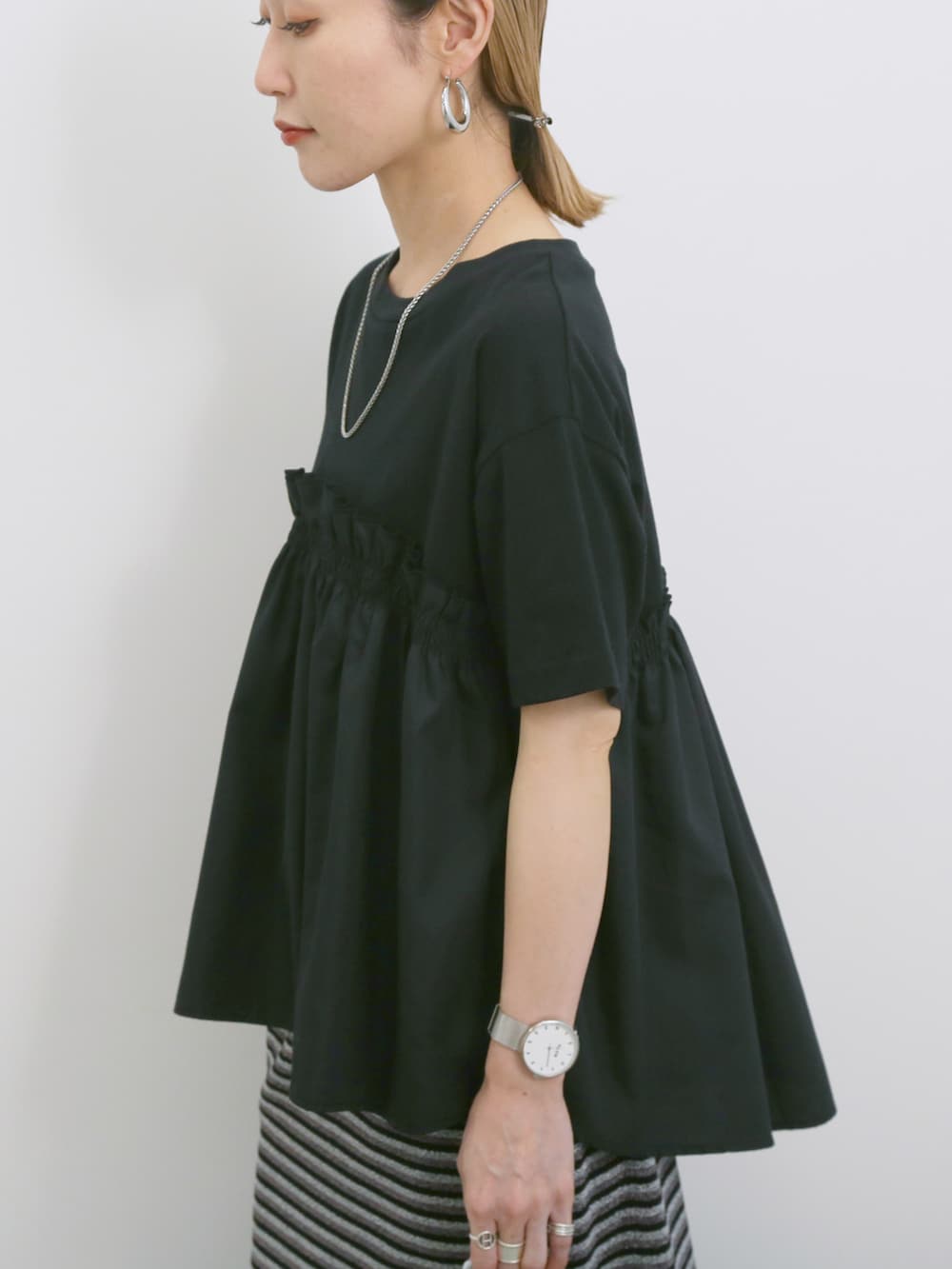 「大人カジュアル、きれいめカジュアル、シンプル、シンプルコーデ、プチプラ、プチプラコーデ、夏コーデ、Tシャツ、ドッキング、スカート、タイトスカート、ラメ、ハンドバッグ、スニーカー、Samansa Mos2 blue」｜「Samansa Mos2 blueのラメナロースカート（スカート、ブラック系）」を使った、miyaさん（骨格ウェーブ・レディース・158cm）の春コーディネートの3枚目の写真