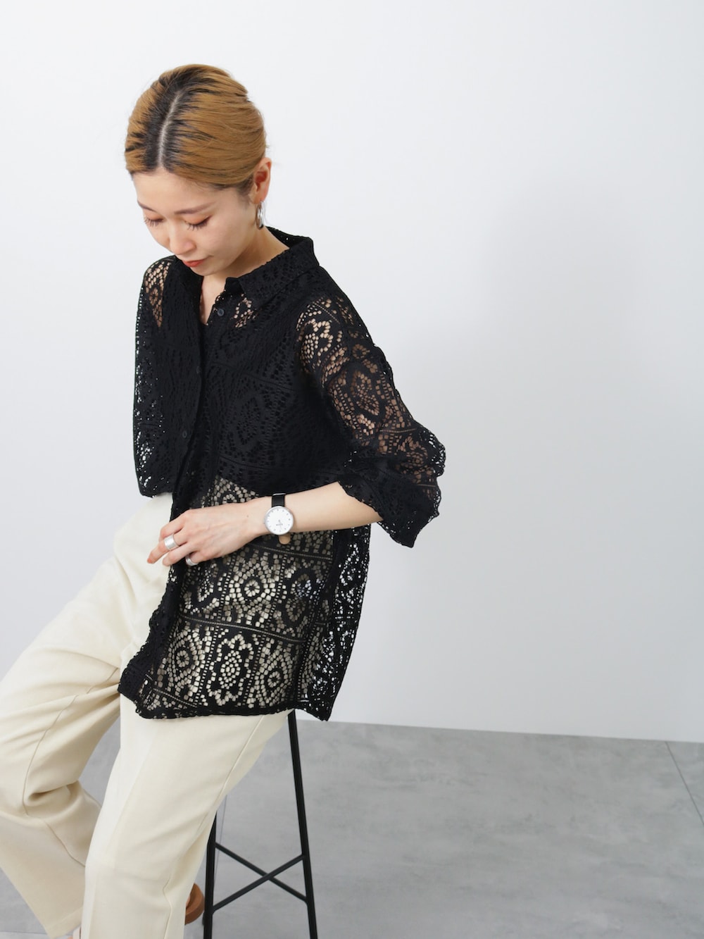 ベージュ系のその他パンツ、ブラック系のTシャツ/カットソー、ホワイト系のサンダルを着用したレディースの春コーディネートの2枚目の写真