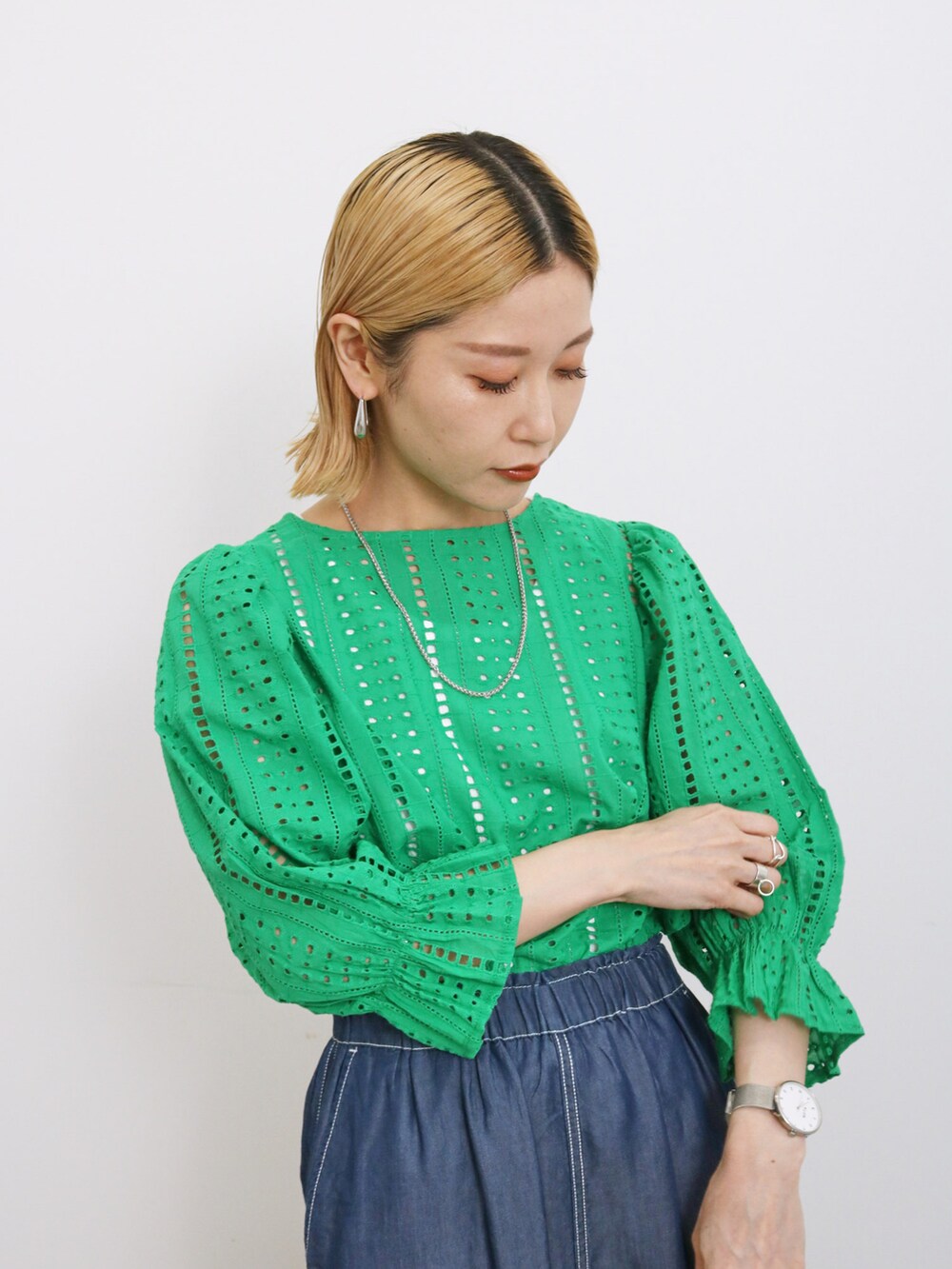 「大人カジュアル、きれいめカジュアル、シンプル、シンプルコーデ、プチプラ、プチプラコーデ、夏コーデ、ブラウス、レース、パンツスタイル、デニム、かごバッグ、サンダル、グリーン、Samansa Mos2 blue」｜「Samansa Mos2 blueの前後2wayカットワークレースブラウス（シャツ/ブラウス、グリーン系）」を使った、miyaさん（骨格ウェーブ・レディース・158cm）の春コーディネートの2枚目の写真