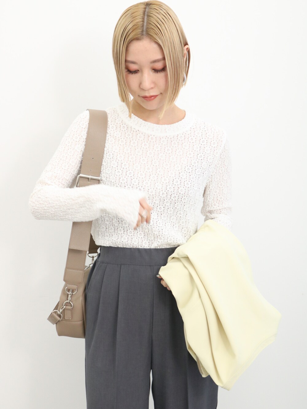 「大人カジュアル、きれいめカジュアル、シンプル、シンプルコーデ、プチプラ、プチプラコーデ、春コーデ、ジャケット、レーストップス、パンツスタイル、テーパードパンツ、ショルダーバッグ、パンプス、春カラー、Samansa Mos2 blue」｜「Samansa Mos2 blueのウエストドロストブルゾン（ブルゾン、イエロー系）」を使った、miyaさん（骨格ウェーブ・レディース・158cm）の冬コーディネートの3枚目の写真
