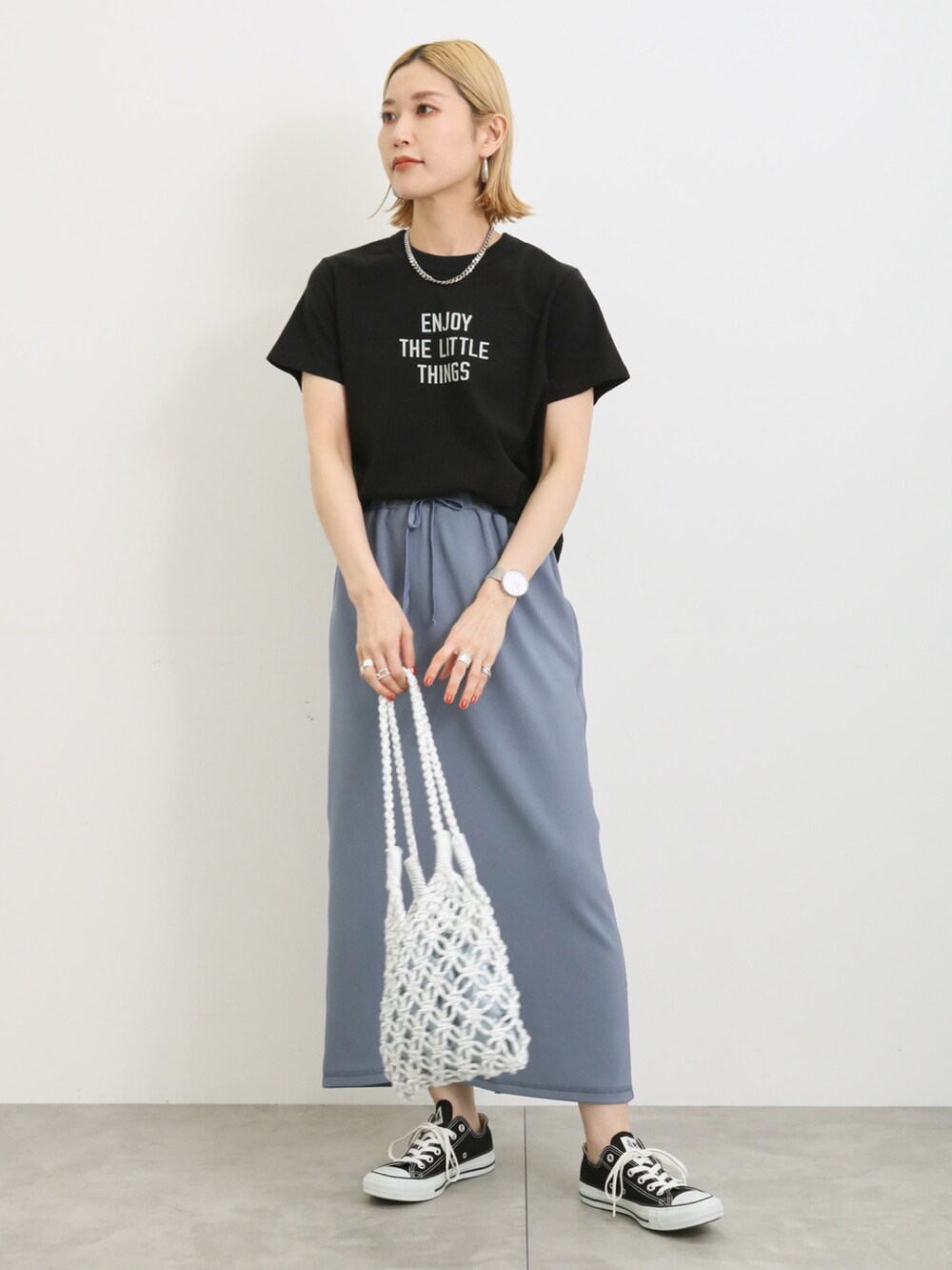 「大人カジュアル、きれいめカジュアル、シンプル、シンプルコーデ、プチプラ、プチプラコーデ、夏コーデ、Tシャツ、ロゴT、スカート、トートバッグ、スニーカー、Samansa Mos2 blue、コンバース、マクラメバッグ」｜「Samansa Mos2 blueの【シルケットバイオ】ロゴTシャツ（Tシャツ/カットソー、ブラック系）」を使った、miyaさん（骨格ウェーブ・レディース・158cm）の春コーディネートの2枚目の写真