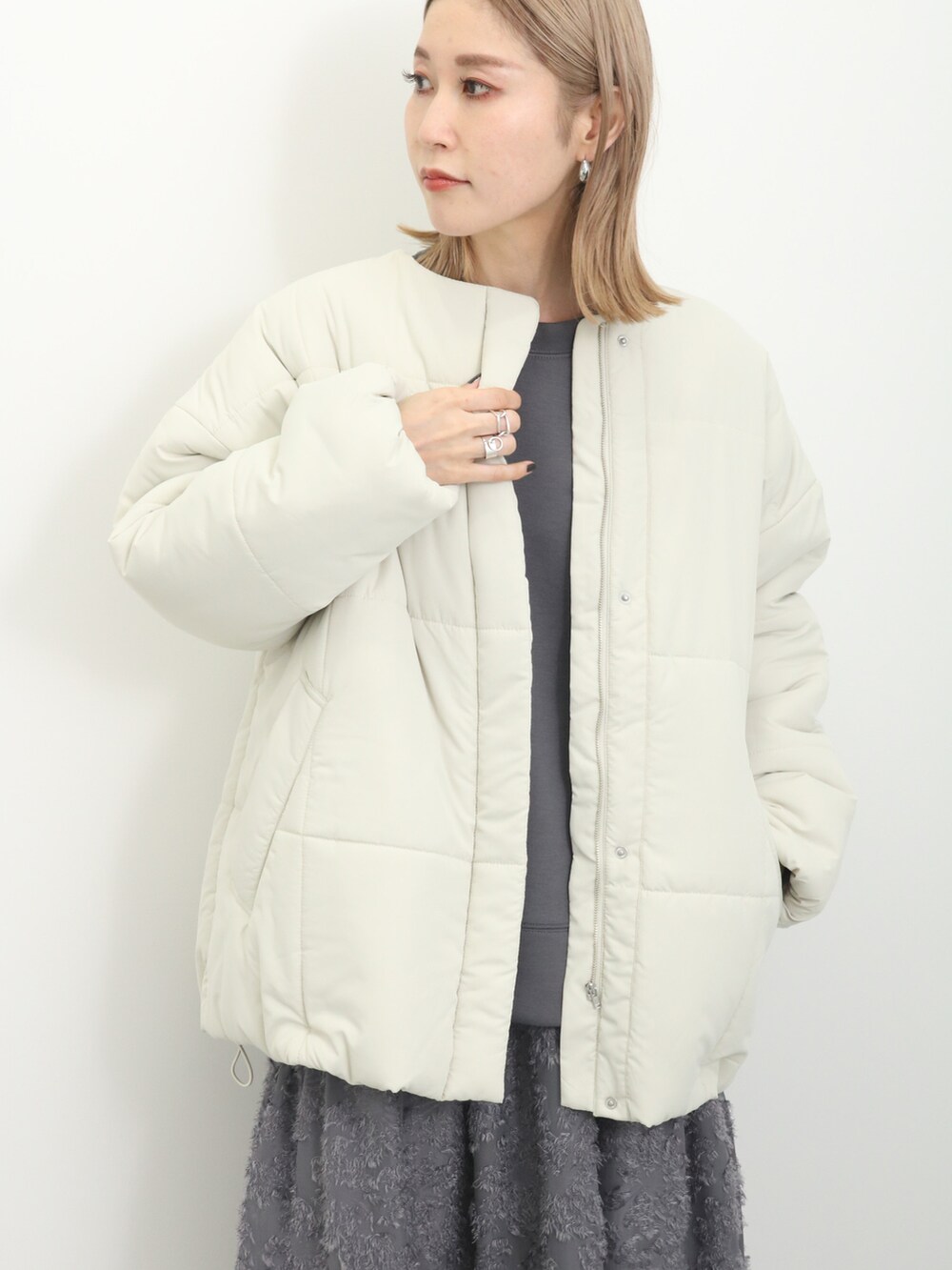 「大人カジュアル、きれいめカジュアル、冬コーデ、冬アウター、中綿ジャケット、マフラー、スウェット、スカート、フェザー、ブーツ、プチプラ、プチプラコーデ、シンプル、Samansa Mos2 blue」｜「Samansa Mos2 blueのストレッチタンクソールブーツ（ブーツ、ブラック系）」を使った、miyaさん（骨格ウェーブ・レディース・158cm）の冬コーディネートの3枚目の写真