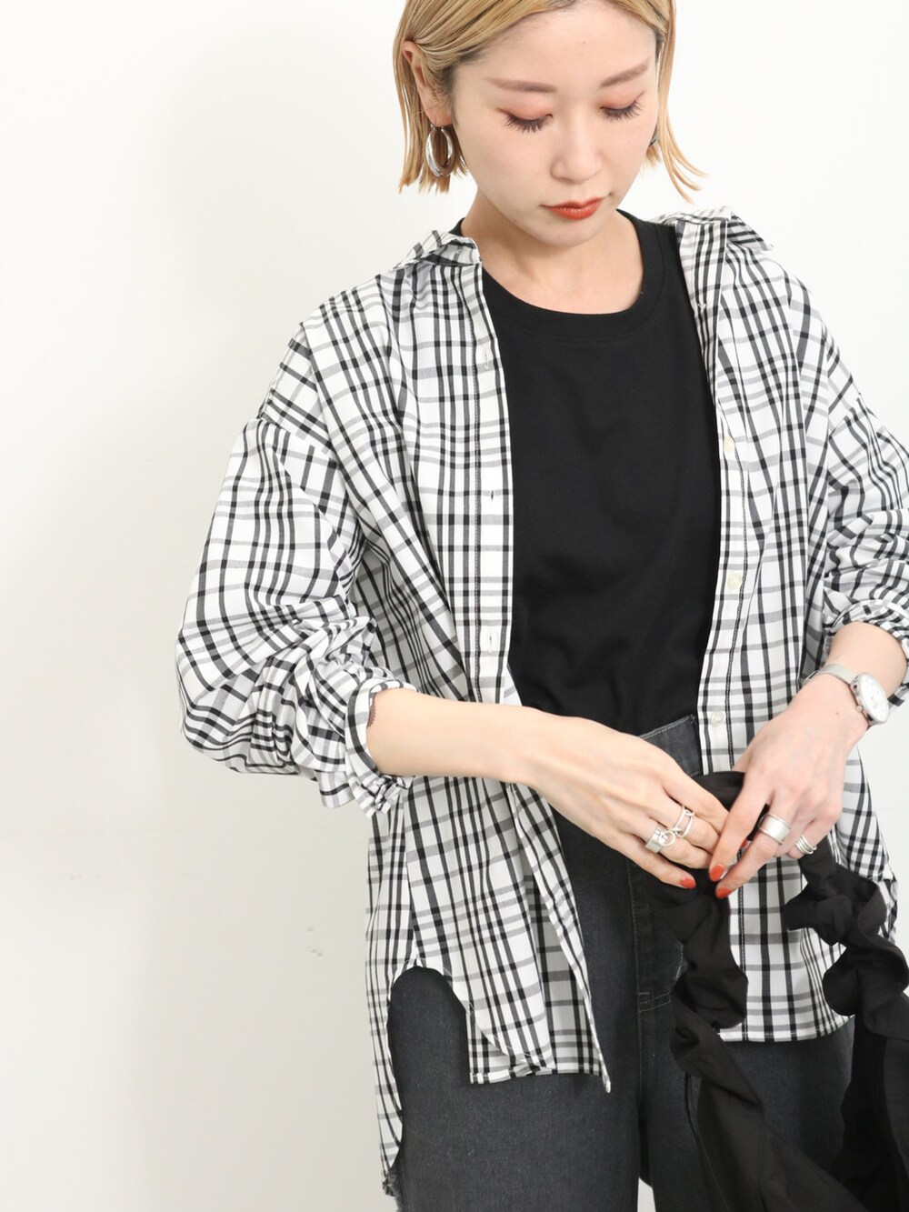 「大人カジュアル、きれいめカジュアル、シンプル、シンプルコーデ、プチプラ、プチプラコーデ、シャツスタイル、デニム、パンツスタイル、モノトーン、トートバッグ、パンプス、Samansa Mos2 blue、春のNewスタイル、春コーデ」｜「Samansa Mos2 blueの【ふっくらクッション】バックストラップパンプス（ドレスシューズ、ホワイト系）」を使った、miyaさん（骨格ウェーブ・レディース・158cm）の春コーディネートの3枚目の写真