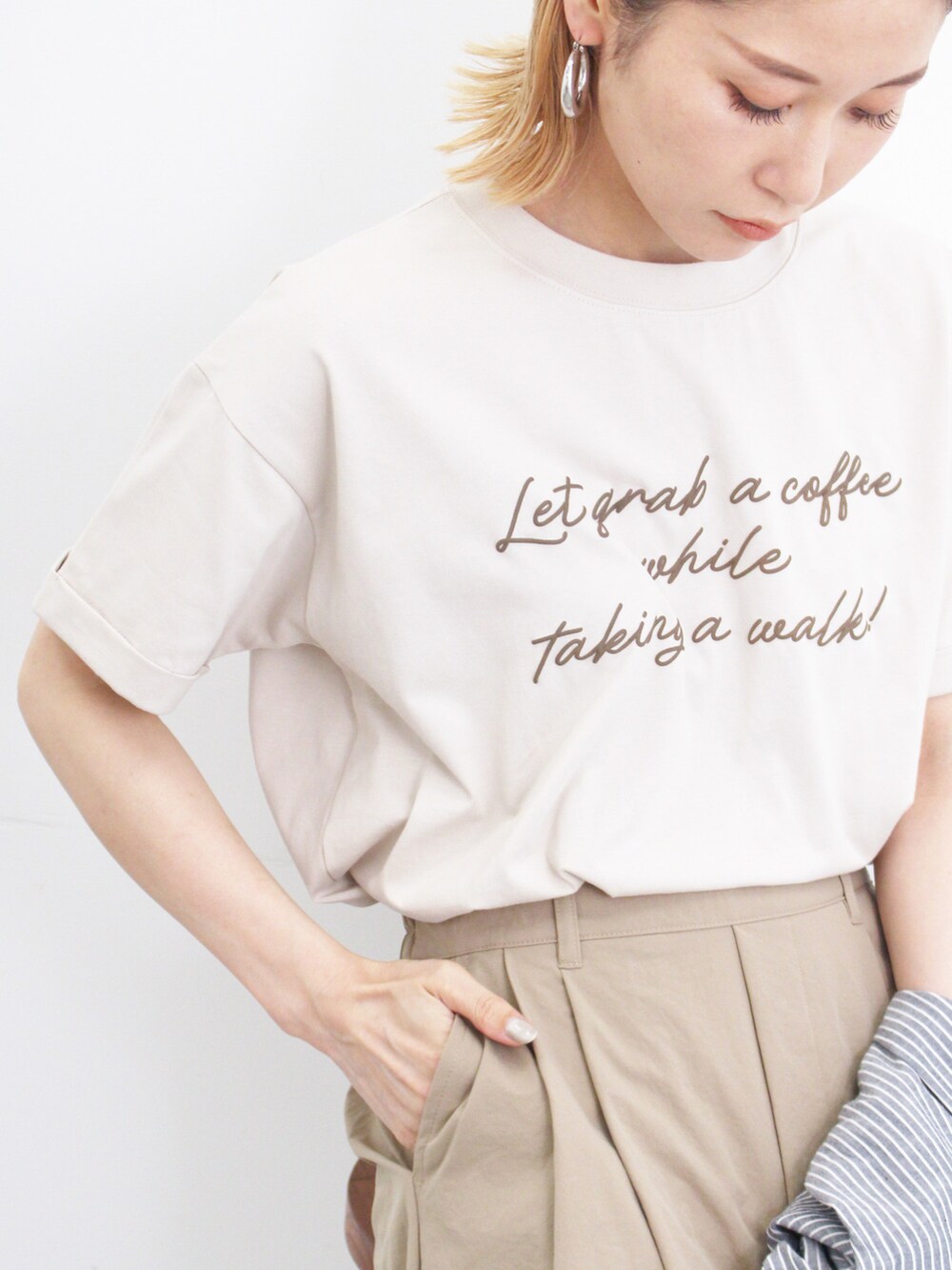 「大人カジュアル、きれいめカジュアル、シンプル、シンプルコーデ、プチプラ、プチプラコーデ、夏コーデ、Tシャツ、パンツスタイル、シャツ、サンダル、ペーパーバッグ、ラフ、ゆるコーデ、Samansa Mos2 blue」｜「Samansa Mos2 blueの発泡プリントTシャツ（Tシャツ/カットソー、ベージュ系）」を使った、miyaさん（骨格ウェーブ・レディース・158cm）の夏コーディネートの4枚目の写真