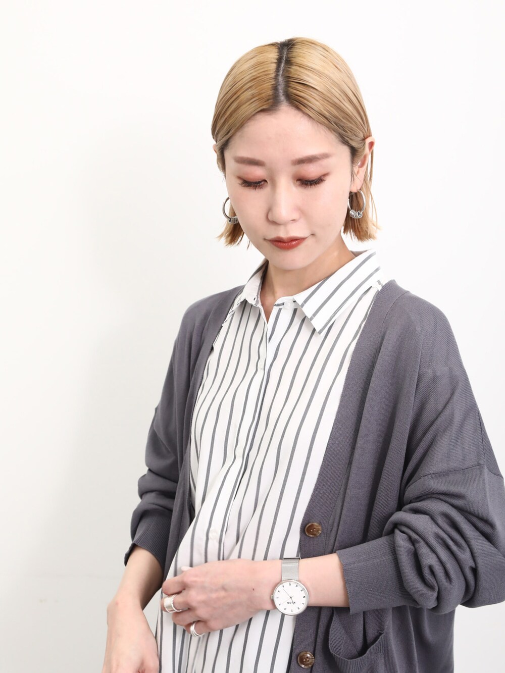 「大人カジュアル、きれいめカジュアル、シンプル、シンプルコーデ、プチプラ、プチプラコーデ、春コーデ、オフィスカジュアル、パンツスタイル、カーディガン、シャツスタイル、ストライプ、ショルダーバッグ、パンプス、Samansa Mos2 blue」｜「Samansa Mos2 blueの【接触冷感】マルチスタイルシャツ（シャツ/ブラウス、ブラック系）」を使った、miyaさん（骨格ウェーブ・レディース・158cm）の春コーディネートの4枚目の写真