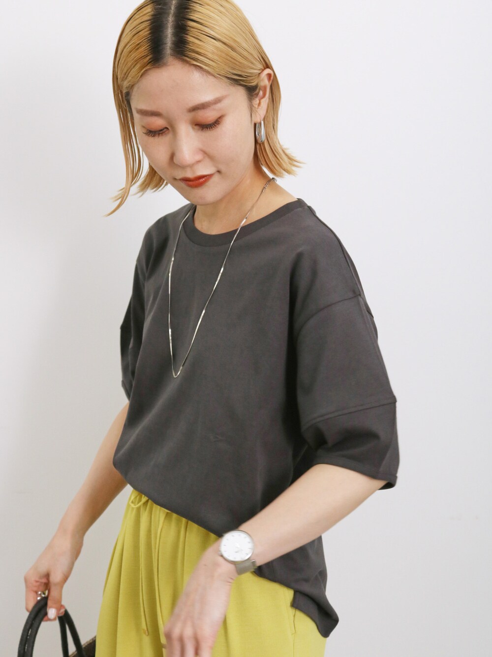 「大人カジュアル、きれいめカジュアル、シンプル、シンプルコーデ、プチプラ、プチプラコーデ、夏コーデ、Tシャツ、カラーパンツ、イエロー、トートバッグ、サンダル、パンツスタイル、Samansa Mos2 blue」｜「Samansa Mos2 blueの【USAコットン】ランタンスリーブTシャツ（Tシャツ/カットソー、グレー系）」を使った、miyaさん（骨格ウェーブ・レディース・158cm）の春コーディネートの2枚目の写真