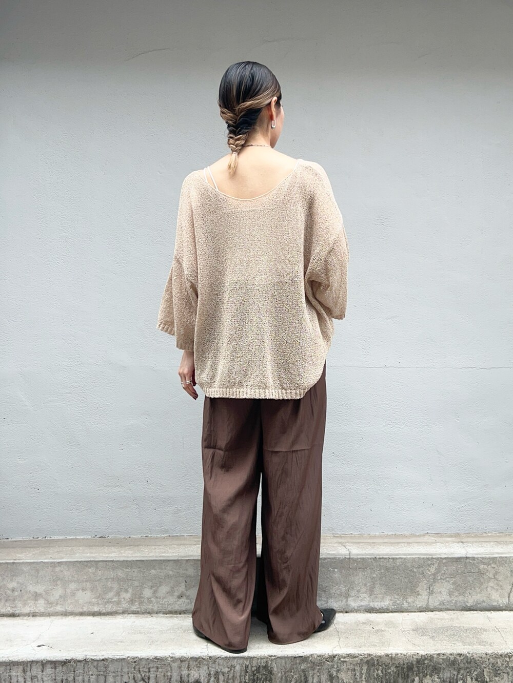 ベージュ系のニット/セーター、ブラウン系のその他パンツを着用したレディースの秋コーディネートの2枚目の写真