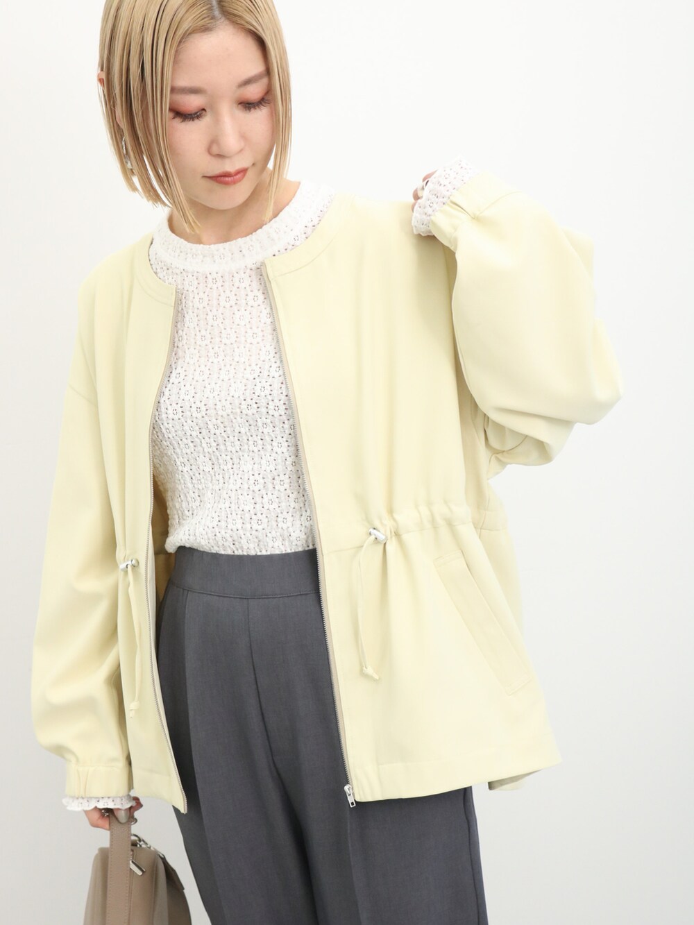 「大人カジュアル、きれいめカジュアル、シンプル、シンプルコーデ、プチプラ、プチプラコーデ、春コーデ、ジャケット、レーストップス、パンツスタイル、テーパードパンツ、ショルダーバッグ、パンプス、春カラー、Samansa Mos2 blue」｜「Samansa Mos2 blueのウエストドロストブルゾン（ブルゾン、イエロー系）」を使った、miyaさん（骨格ウェーブ・レディース・158cm）の冬コーディネートの2枚目の写真