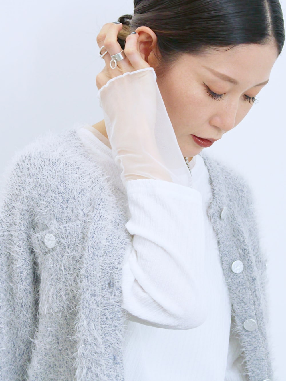 ブラック系のハンドバッグ、ブラック系のドレスシューズ、ホワイト系のTシャツ/カットソーを着用したレディースの冬コーディネートの3枚目の写真