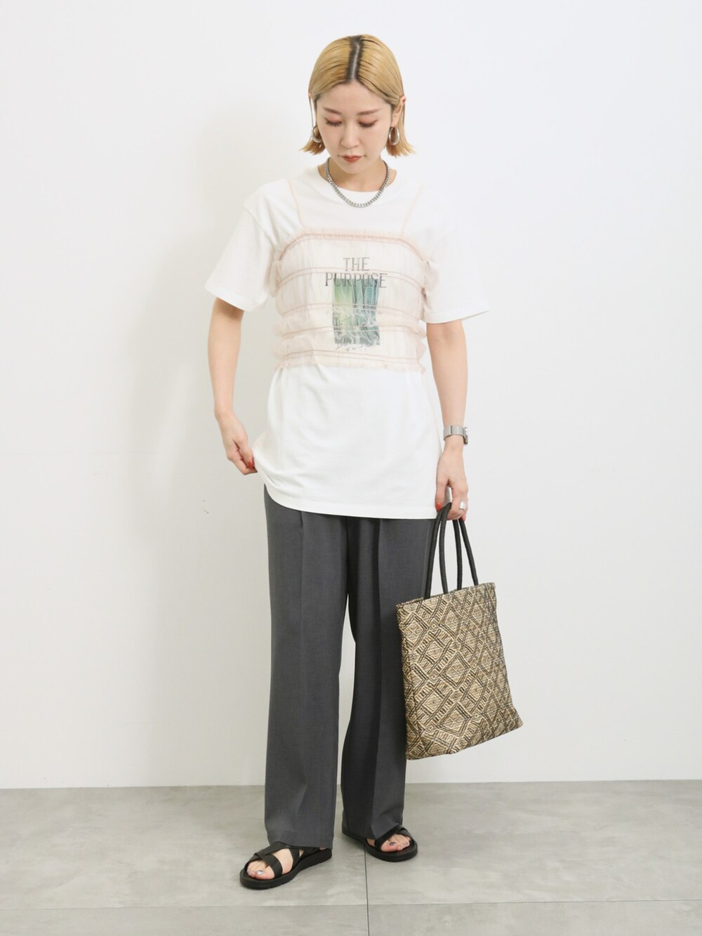 「大人カジュアル、きれいめカジュアル、夏コーデ、シンプル、シンプルコーデ、プチプラ、プチプラコーデ、Tシャツ、チュール、レイヤードスタイル、ビスチェ、パンツスタイル、サンダル、かごバッグ、Samansa Mos2 blue」｜「Samansa Mos2 blueの【シルケットバイオ】フォトTシャツ（Tシャツ/カットソー、ホワイト系）」を使った、miyaさん（骨格ウェーブ・レディース・158cm）の春コーディネートの2枚目の写真