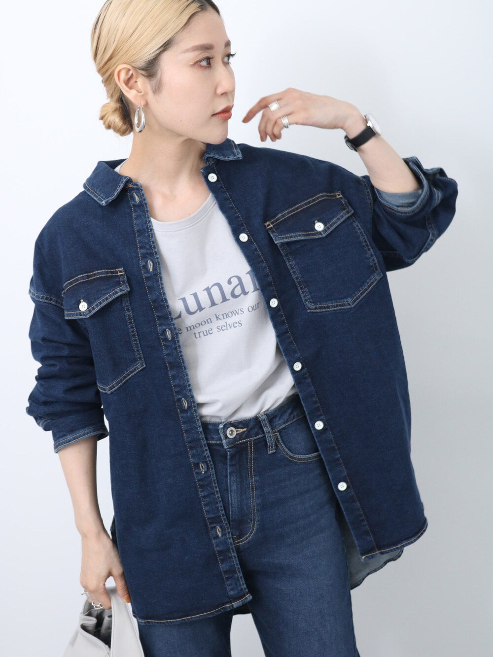 「オトナカジュアル、パンツスタイル、きれいめカジュアル、秋コーデ、デニムコーデ、セットアップ、デニムジャケット、デニム、デニムパンツ、ロゴT、大人カジュアル、シンプル、プチプラ、プチプラコーデ、Samansa Mos2 blue」｜「Samansa Mos2 blueの【ECO DENIM】シャツジャケット（ノーカラージャケット、ブルー系）」を使った、miyaさん（骨格ウェーブ・レディース・158cm）の夏コーディネートの3枚目の写真