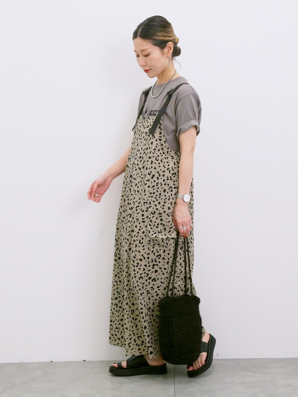 「大人カジュアル、きれいめカジュアル、シンプル、シンプルコーデ、プチプラ、プチプラコーデ、夏コーデ、Tシャツ、ジャンスカ、ワンピース、レオパード、ハンドバッグ、サンダル、Samansa Mos2 blue」｜「Samansa Mos2 blueのナイロンキャミジャンスカ（ワンピース、ベージュ系）」を使った、miyaさん（骨格ウェーブ・レディース・158cm）の夏コーディネートの2枚目の写真