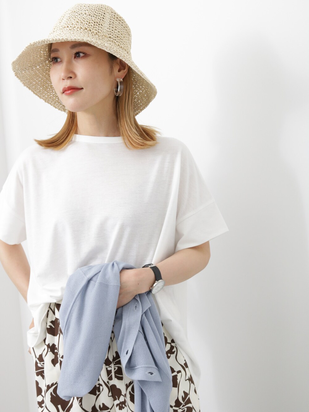 「シンプル、きれいめカジュアル、大人カジュアル、シンプルコーデ、夏コーデ、Tシャツ、カーディガン、柄パンツ、パンツスタイル、プチプラ、プチプラコーデ、ハット、サンダル、Samansa Mos2 blue」｜「Samansa Mos2 blueのクロスベルトサンダル（サンダル、ブラック系）」を使った、miyaさん（骨格ウェーブ・レディース・158cm）の夏コーディネートの4枚目の写真