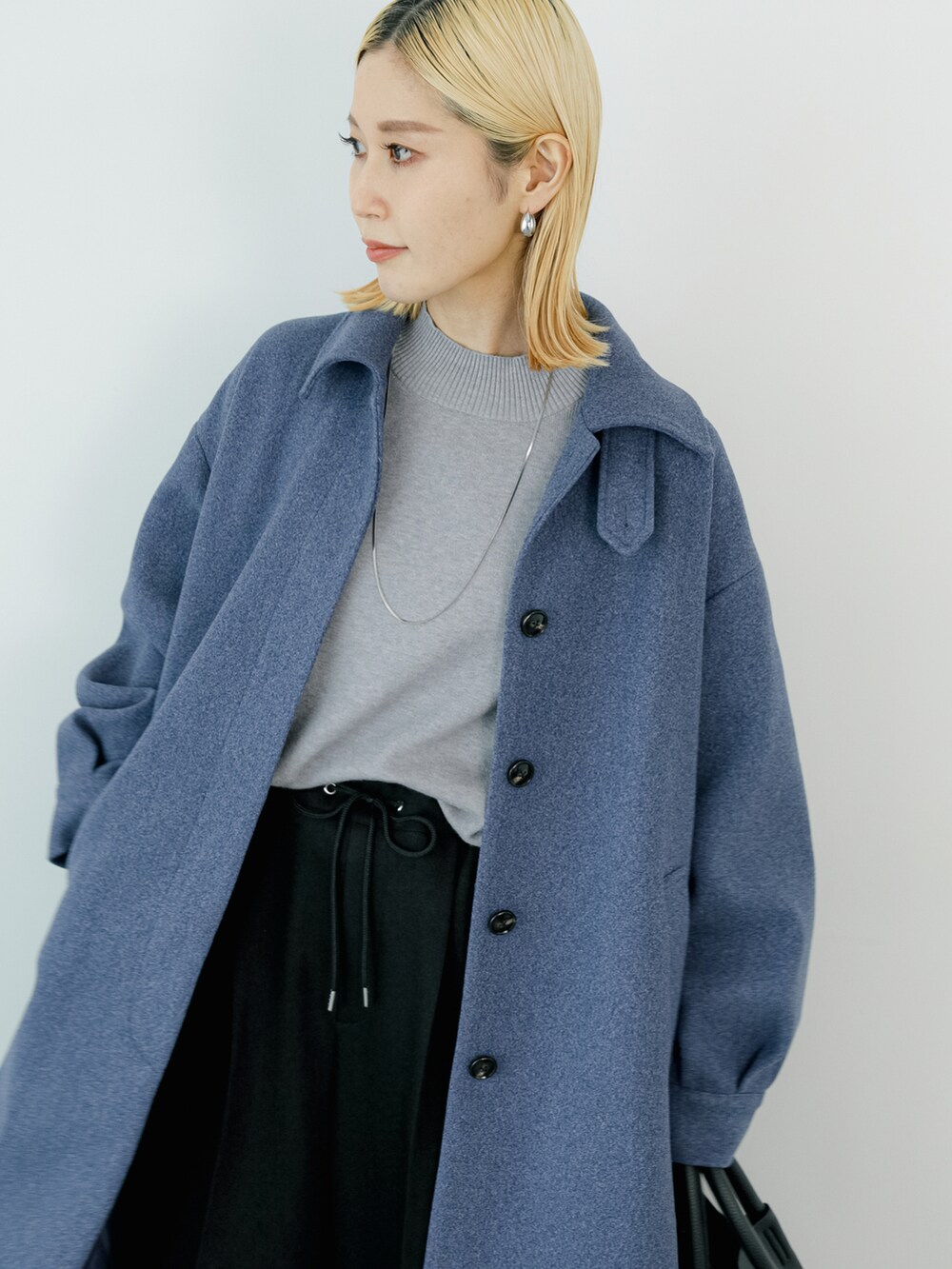 「きれいめカジュアル、大人カジュアル、シンプル、プチプラ、ロングコート、ステンカラーコート、ニット、パンツスタイル、カラーコート、ブーツ、ハンドバッグ、Samansa Mos2 blue、シンプルコーデ、プチプラコーデ」｜「Samansa Mos2 blueの合皮ハンドバッグ（ハンドバッグ、ブラック系）」を使った、miyaさん（骨格ウェーブ・レディース・158cm）の秋コーディネートの4枚目の写真