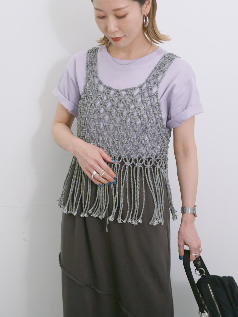 「大人カジュアル、きれいめカジュアル、シンプル、シンプルコーデ、プチプラ、プチプラコーデ、夏コーデ、Tシャツ、ビスチェ、ロゴT、スカート、ハンドバッグ、スニーカーコーデ、Samansa Mos2 blue、コンバース」｜「Samansa Mos2 blueのプリントTシャツ（Tシャツ/カットソー、パープル系）」を使った、miyaさん（骨格ウェーブ・レディース・158cm）の春コーディネートの3枚目の写真