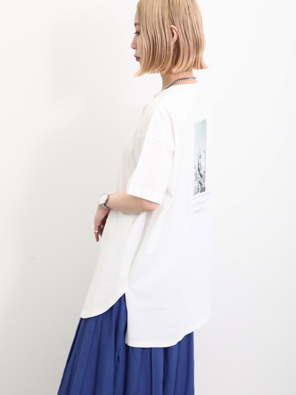 「大人カジュアル、きれいめカジュアル、シンプル、シンプルコーデ、プチプラ、プチプラコーデ、夏コーデ、Tシャツ、バックプリント、スカート、インド綿、マクラメバッグ、サンダル、ラフ、Samansa Mos2 blue」｜「Samansa Mos2 blueのバックプリントチュニック（Tシャツ/カットソー、ホワイト系）」を使った、miyaさん（骨格ウェーブ・レディース・158cm）の春コーディネートの3枚目の写真