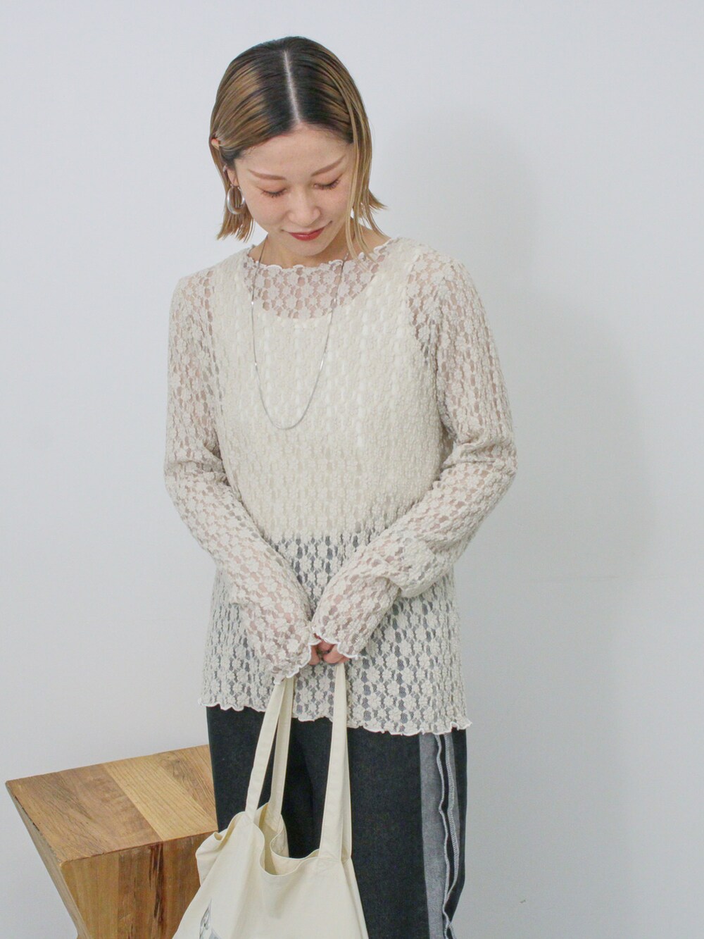 ベージュ系のTシャツ/カットソー、ブルー系のその他パンツ、ブラック系のスニーカーを着用したレディースの冬コーディネートの3枚目の写真