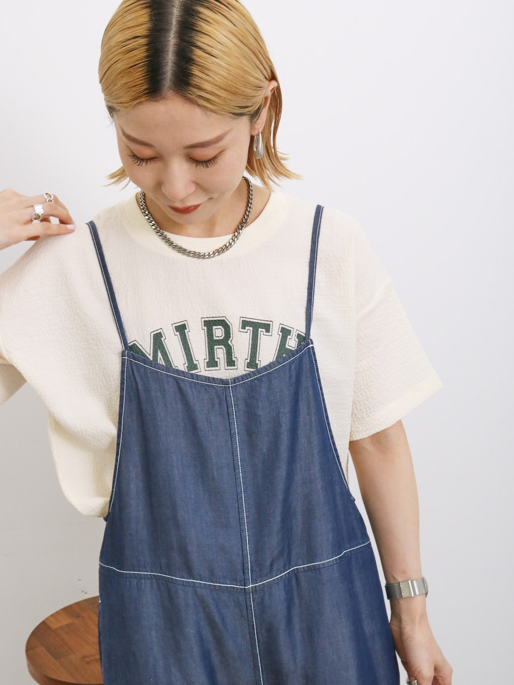 「大人カジュアル、きれいめカジュアル、シンプル、シンプルコーデ、プチプラ、プチプラコーデ、夏コーデ、カジュアル、サロペット、デニム、Tシャツ、サンダル、ショルダーバッグ、ラクチンコーデ、Samansa Mos2 blue」｜「Samansa Mos2 blueの【接触冷感】クールデニムサロペット（デニムパンツ、ブルー系）」を使った、miyaさん（骨格ウェーブ・レディース・158cm）の春コーディネートの3枚目の写真
