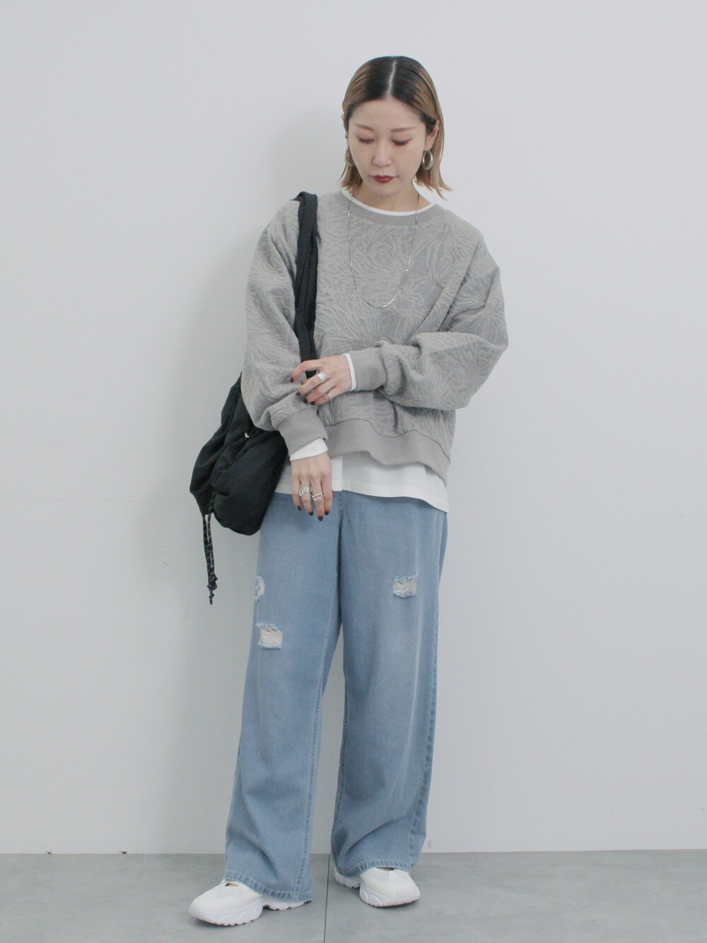 「大人カジュアル、きれいめカジュアル、シンプル、シンプルコーデ、プチプラ、プチプラコーデ、春コーデ、スウェット、レイヤードスタイル、パンツスタイル、デニム、スニーカー、スニーカーコーデ、トートバッグ、Samansa Mos2 blue」｜「Samansa Mos2 blueの【ECO DENIM】ウエストフリルパンツ（その他パンツ、ブルー系）」を使った、miyaさん（骨格ウェーブ・レディース・158cm）の春コーディネートの2枚目の写真