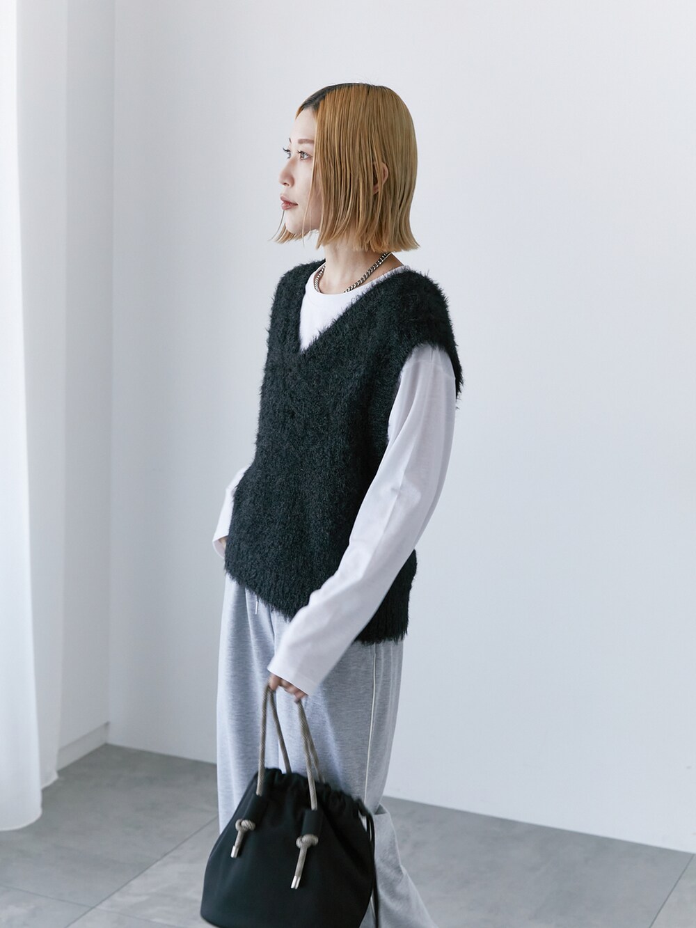 「大人カジュアル、きれいめカジュアル、シンプル、シンプルコーデ、プチプラ、プチプラコーデ、冬コーデ、ボアジャケット、リバーシブル、キルティング、パンツスタイル、スウェットパンツ、ニットベスト、ハンドバッグ、Samansa Mos2 blue」｜「Samansa Mos2 blueの◎シャギーニットベスト（ニット/セーター、ブラック系）」を使った、miyaさん（骨格ウェーブ・レディース・158cm）の冬コーディネートの3枚目の写真