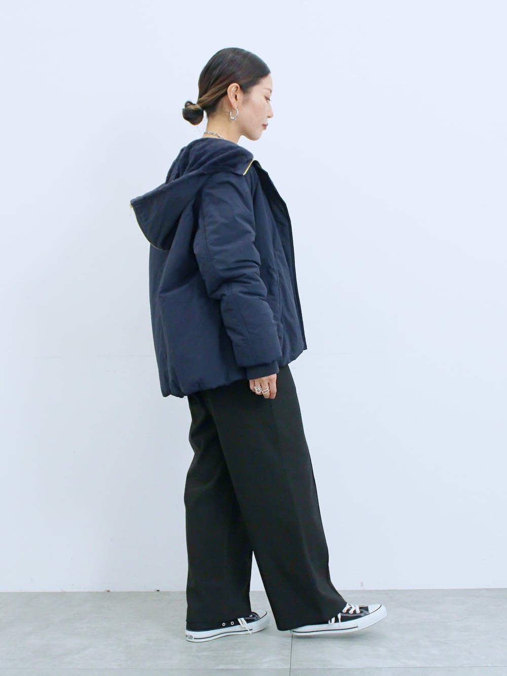 ブラック系のスニーカー、グレー系のニット/セーター、ブルー系のノーカラージャケットを着用したレディースの冬コーディネートの2枚目の写真