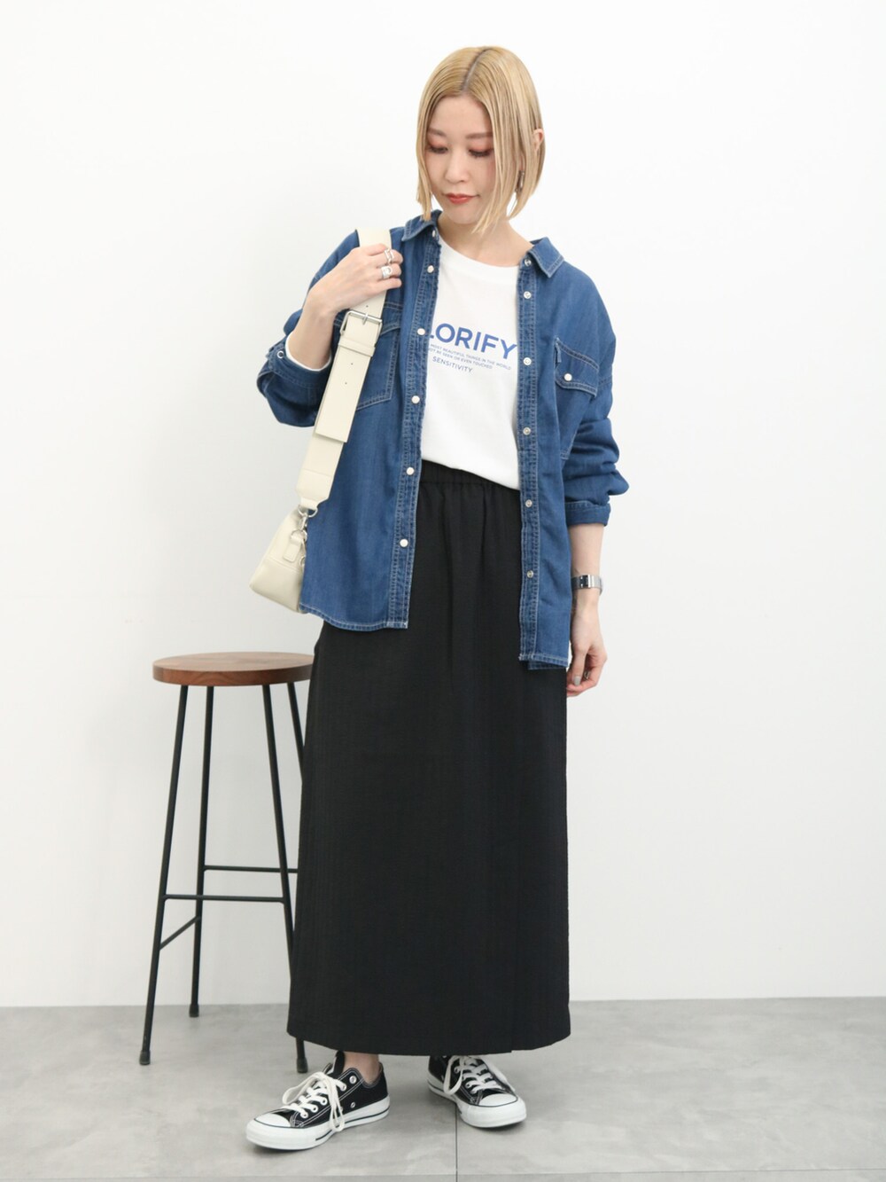 「大人カジュアル、きれいめカジュアル、シンプル、シンプルコーデ、プチプラ、プチプラコーデ、春コーデ、デニム、デニムシャツ、ロゴT、スカート、ショルダーバッグ、スニーカー、Samansa Mos2 blue、コンバース」｜「Samansa Mos2 blueのロゴロンT（Tシャツ/カットソー、ホワイト系）」を使った、miyaさん（骨格ウェーブ・レディース・158cm）の春コーディネートの2枚目の写真