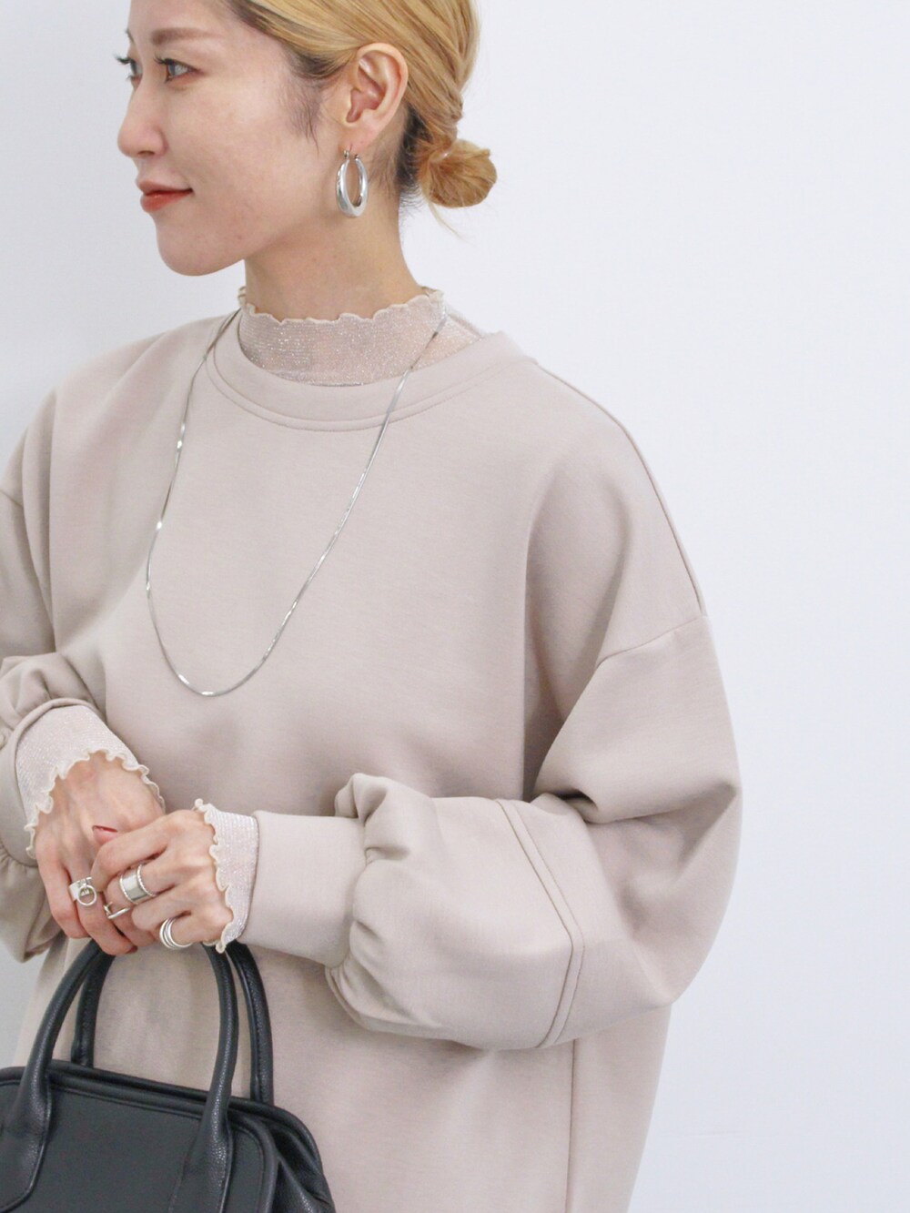 「大人カジュアル、きれいめカジュアル、シンプル、シンプルコーデ、プチプラ、プチプラコーデ、秋コーデ、スウェット、スカート、ハンドバッグ、ブーツ、ラクチンコーデ、ラフ、Samansa Mos2 blue」｜「Samansa Mos2 blueのラメチュールハイネックプルオーバー（Tシャツ/カットソー、ホワイト系）」を使った、miyaさん（骨格ウェーブ・レディース・158cm）の秋コーディネートの3枚目の写真