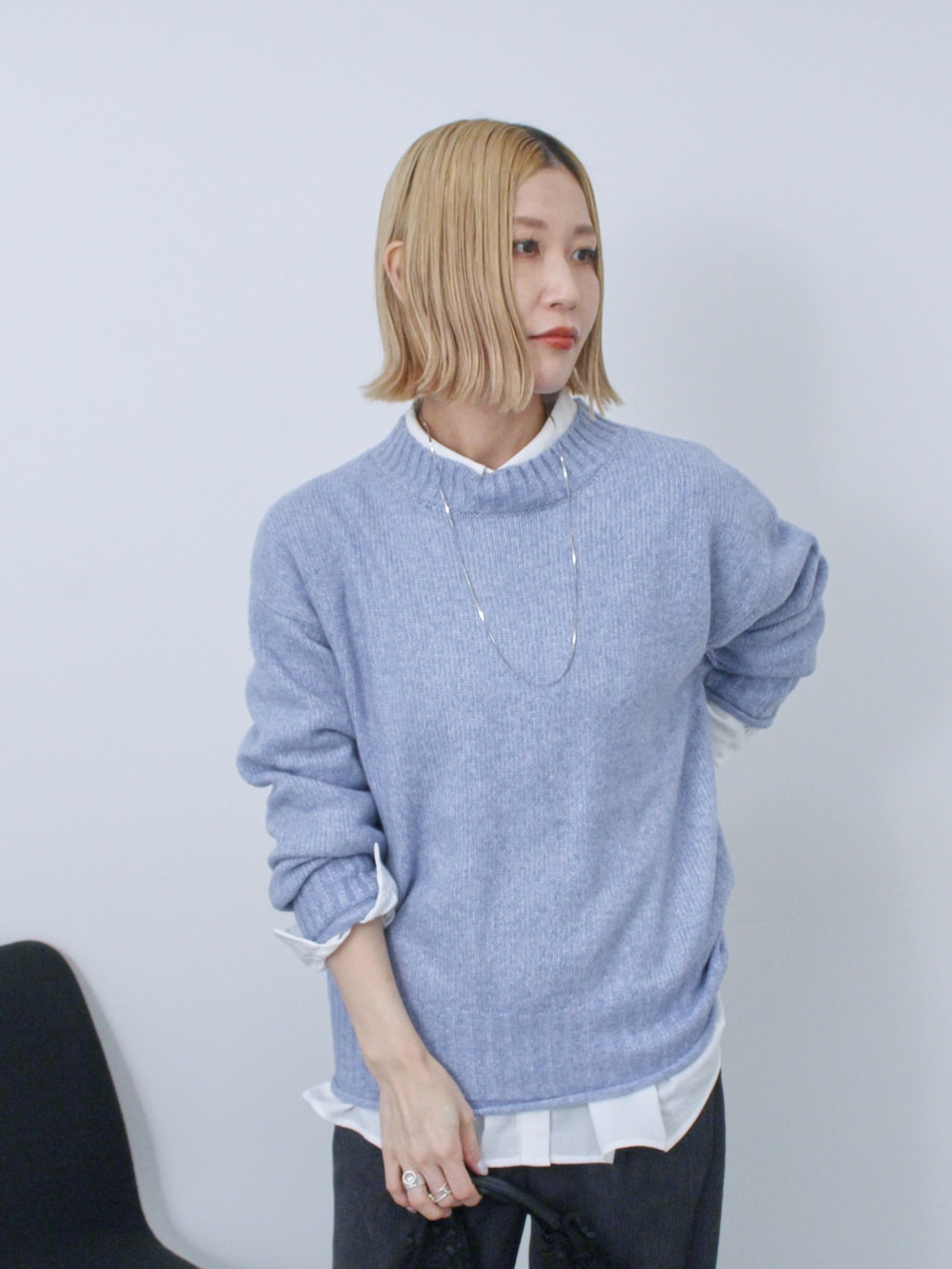 「大人カジュアル、きれいめカジュアル、シンプル、シンプルコーデ、プチプラ、プチプラコーデ、冬コーデ、ニット、レイヤードスタイル、パンツスタイル、コーデュロイ、トートバッグ、ブーツ、Samansa Mos2 blue」｜「Samansa Mos2 blueの【帯電防止】もちもちニットプルオーバー（ニット/セーター、ブルー系）」を使った、miyaさん（骨格ウェーブ・レディース・158cm）の冬コーディネートの2枚目の写真