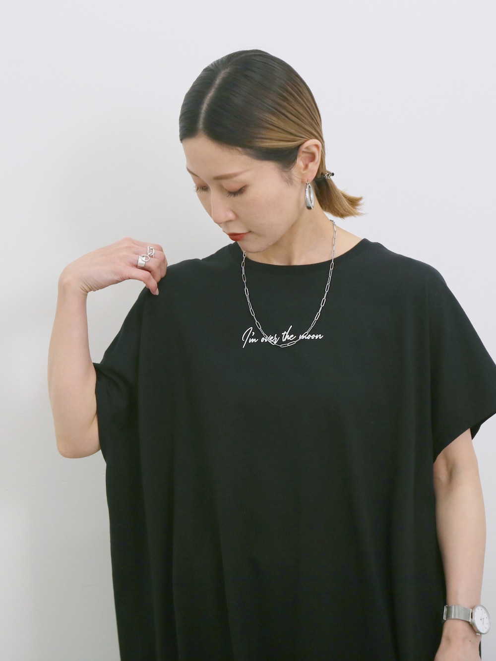 「大人カジュアル、きれいめカジュアル、シンプル、シンプルコーデ、プチプラ、プチプラコーデ、夏コーデ、Tシャツ、チュニック、スカート、ラメ、タイトスカート、トートバッグ、スニーカー、Samansa Mos2 blue」｜「Samansa Mos2 blueの◎【接触冷感】ロゴプリントチュニック（Tシャツ/カットソー、ブラック系）」を使った、miyaさん（骨格ウェーブ・レディース・158cm）の夏コーディネートの4枚目の写真