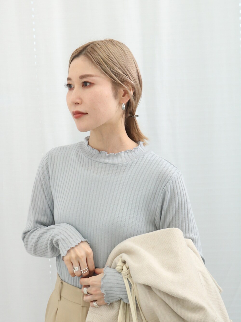 「大人カジュアル、きれいめカジュアル、シンプル、プチプラ、プチプラコーデ、淡色コーデ、冬コーデ、冬アウター、コート、パンツスタイル、ワイドパンツ、ボアバッグ、ブーツ、Samansa Mos2 blue、ロングコート」｜「Samansa Mos2 blueの◎サイドラインワイドパンツ（その他パンツ、ベージュ系）」を使った、miyaさん（骨格ウェーブ・レディース・158cm）の冬コーディネートの4枚目の写真
