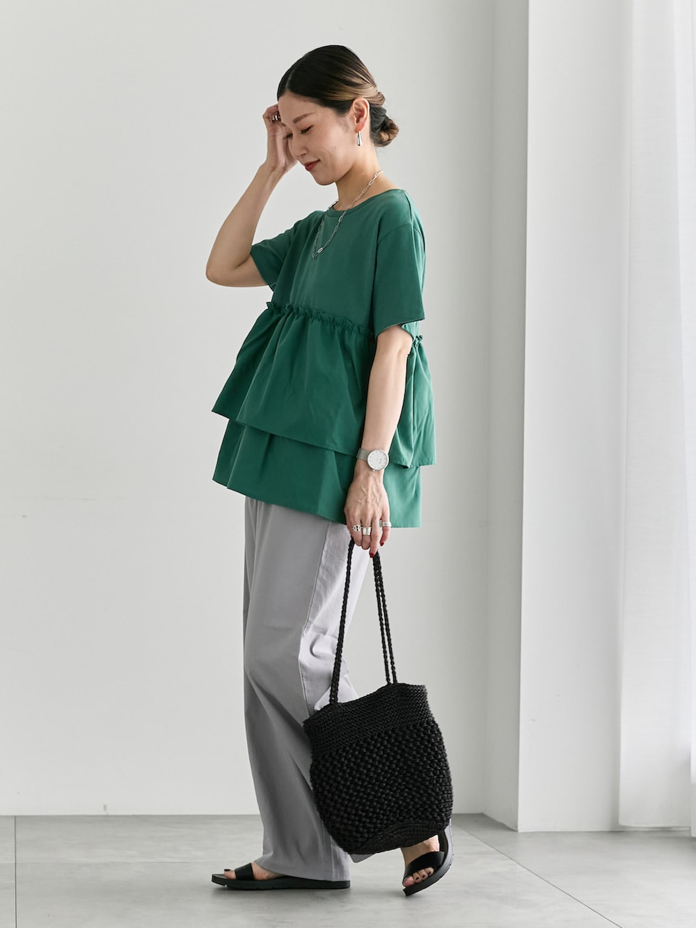 「大人カジュアル、きれいめカジュアル、シンプル、シンプルコーデ、プチプラ、プチプラコーデ、夏コーデ、Tシャツ、ティアード、フリル、パンツスタイル、ハンドバッグ、サンダル、Samansa Mos2 blue」｜「Samansa Mos2 blueの【接触冷感】ドッキングティアードプルオーバー（Tシャツ/カットソー、グリーン系）」を使った、miyaさん（骨格ウェーブ・レディース・158cm）の夏コーディネートの2枚目の写真