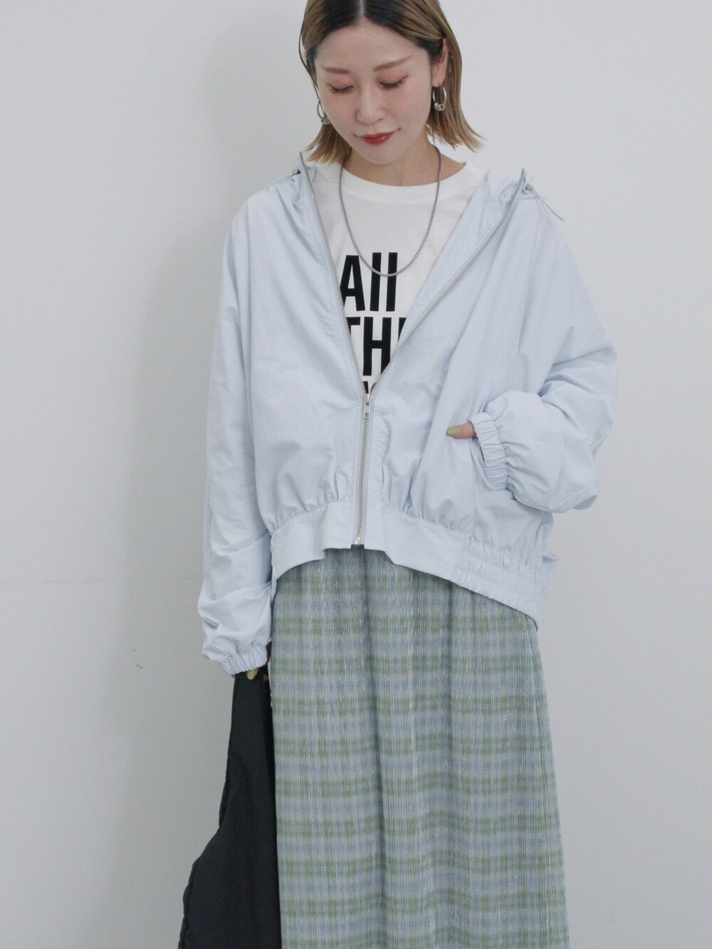 「大人カジュアル、きれいめカジュアル、シンプル、シンプルコーデ、プチプラ、プチプラコーデ、春コーデ、マウンテンパーカー、ロンT、ロゴT、スカート、チェック、トートバッグ、スニーカーコーデ、Samansa Mos2 blue」｜「Samansa Mos2 blueの【撥水】ドルマンスリーブマウンテンパーカー（ブルゾン、ブルー系）」を使った、miyaさん（骨格ウェーブ・レディース・158cm）の春コーディネートの3枚目の写真