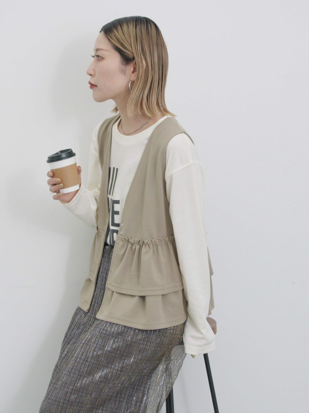 「大人カジュアル、きれいめカジュアル、シンプル、シンプルコーデ、プチプラ、プチプラコーデ、春コーデ、ビスチェ、ベスト、ロンT、スカート、チェック、ラメ、スニーカー、Samansa Mos2 blue」｜「Samansa Mos2 blueのペプラムベスト(セットアップ可)（ベスト、ベージュ系）」を使った、miyaさん（骨格ウェーブ・レディース・158cm）の春コーディネートの2枚目の写真