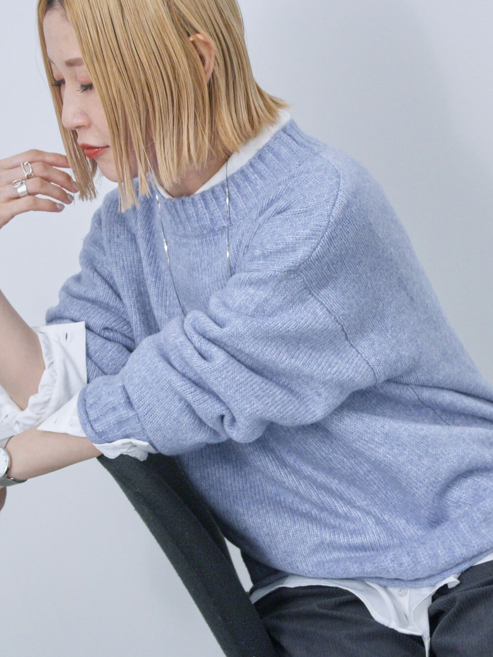 「大人カジュアル、きれいめカジュアル、シンプル、シンプルコーデ、プチプラ、プチプラコーデ、冬コーデ、ニット、レイヤードスタイル、パンツスタイル、コーデュロイ、トートバッグ、ブーツ、Samansa Mos2 blue」｜「Samansa Mos2 blueの【帯電防止】もちもちニットプルオーバー（ニット/セーター、ブルー系）」を使った、miyaさん（骨格ウェーブ・レディース・158cm）の冬コーディネートの3枚目の写真