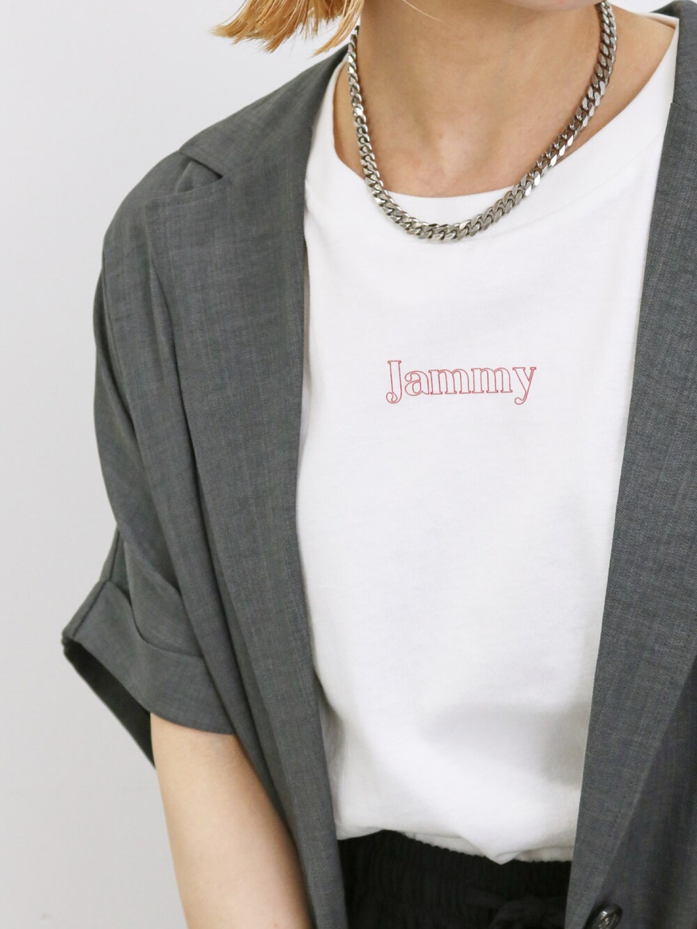 「大人カジュアル、きれいめカジュアル、シンプル、シンプルコーデ、プチプラ、プチプラコーデ、夏コーデ、Tシャツ、パンツスタイル、ジャケット、モノトーン、かごバッグ、サンダル、Samansa Mos2 blue、サマンサモスモスブルー」｜「Samansa Mos2 blueのフレンチスリーブTシャツ（Tシャツ/カットソー、ホワイト系）」を使った、miyaさん（骨格ウェーブ・レディース・158cm）の春コーディネートの3枚目の写真