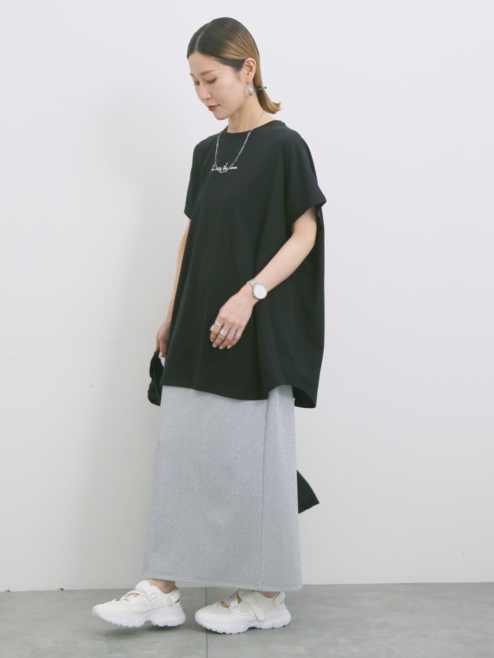 「大人カジュアル、きれいめカジュアル、シンプル、シンプルコーデ、プチプラ、プチプラコーデ、夏コーデ、Tシャツ、チュニック、スカート、ラメ、タイトスカート、トートバッグ、スニーカー、Samansa Mos2 blue」｜「Samansa Mos2 blueの◎【接触冷感】ロゴプリントチュニック（Tシャツ/カットソー、ブラック系）」を使った、miyaさん（骨格ウェーブ・レディース・158cm）の夏コーディネートの2枚目の写真