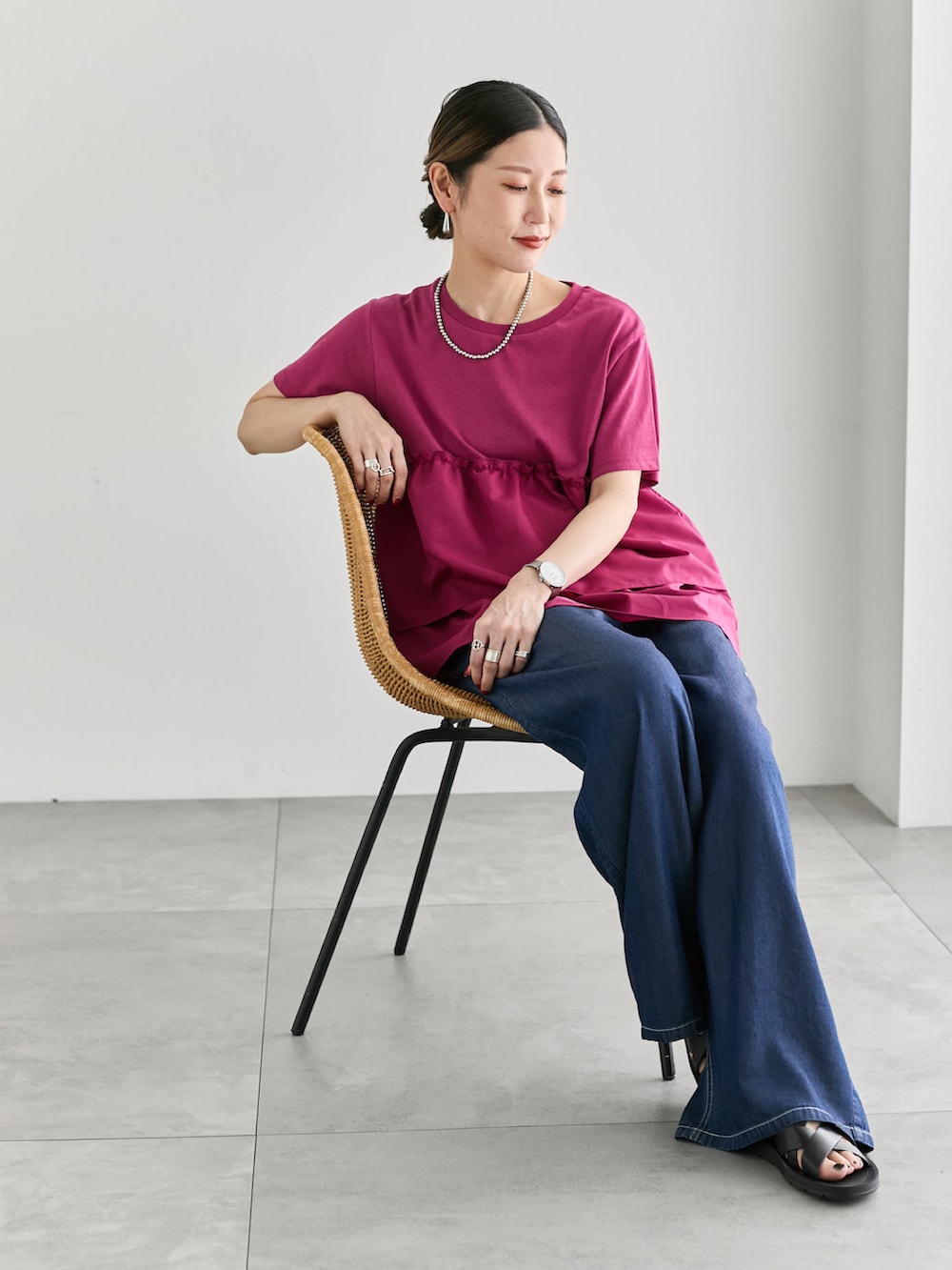 「大人カジュアル、きれいめカジュアル、シンプル、シンプルコーデ、プチプラ、プチプラコーデ、夏コーデ、Tシャツ、フリル、ピンク、パンツスタイル、デニム、ハンドバッグ、サンダル、Samansa Mos2 blue」｜「Samansa Mos2 blueの【接触冷感】クールデニムイージーパンツ（その他パンツ、ブルー系）」を使った、miyaさん（骨格ウェーブ・レディース・158cm）の夏コーディネートの2枚目の写真