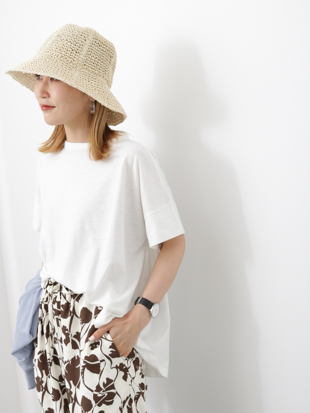 「シンプル、きれいめカジュアル、大人カジュアル、シンプルコーデ、夏コーデ、Tシャツ、カーディガン、柄パンツ、パンツスタイル、プチプラ、プチプラコーデ、ハット、サンダル、Samansa Mos2 blue」｜「Samansa Mos2 blueのクロスベルトサンダル（サンダル、ブラック系）」を使った、miyaさん（骨格ウェーブ・レディース・158cm）の夏コーディネートの3枚目の写真